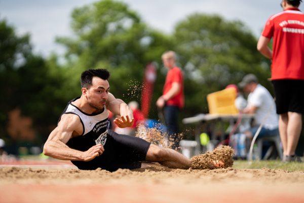 Giovanni Sanna (VfL Germania Leer) im Weitsprung am 14.05.2022 beim Nationalen Leichtathletik-Meeting im Erika-Fisch-Stadion in Hannover